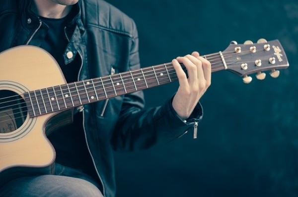 Learn Guitar Fast and Have Fun In the Process!