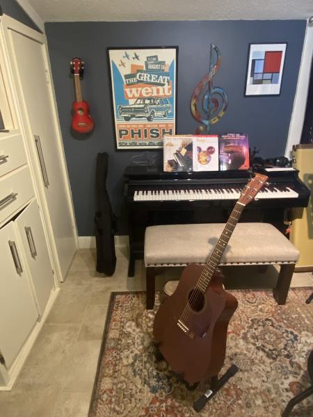Cloverdale Guitar & Ukulele